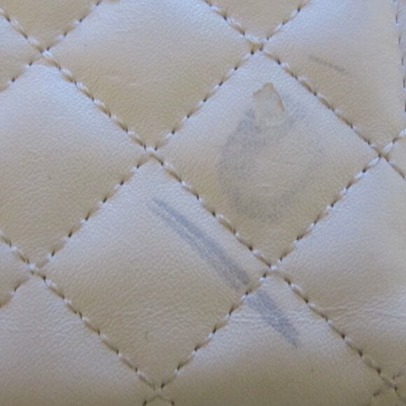 Hello Kitty Quilted Embroidery Bifold Wallet - Picture 5 of 5